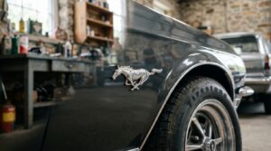 découvrez la signification et l'histoire fascinante du logo mustang, symbole emblématique du cheval au galop représentant liberté, puissance et performance.